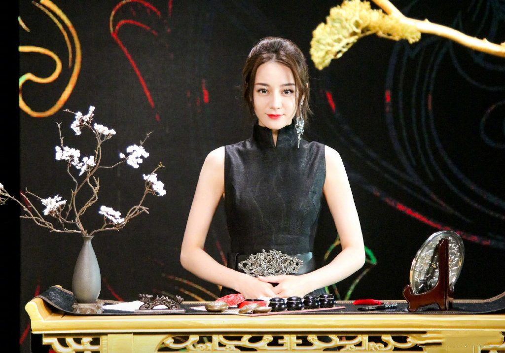 原创27岁迪丽热巴罕见旗袍装,168cm穿黑色显纸片身材,配大红唇美极了