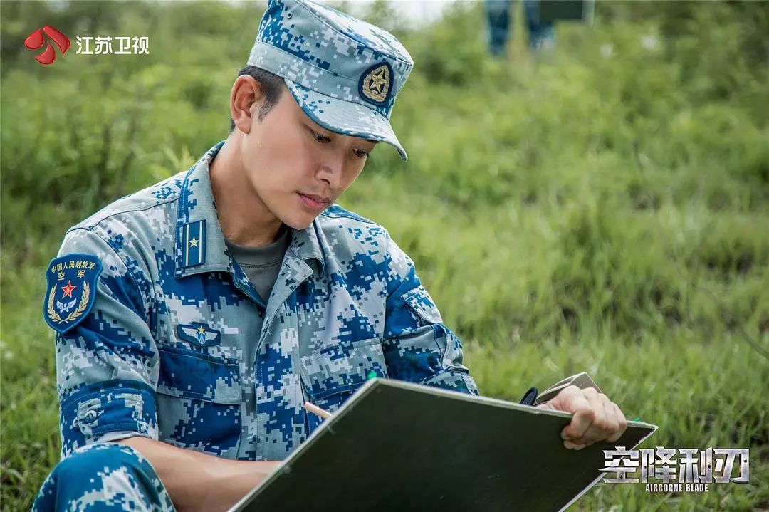 这些空降特种兵,够刚!