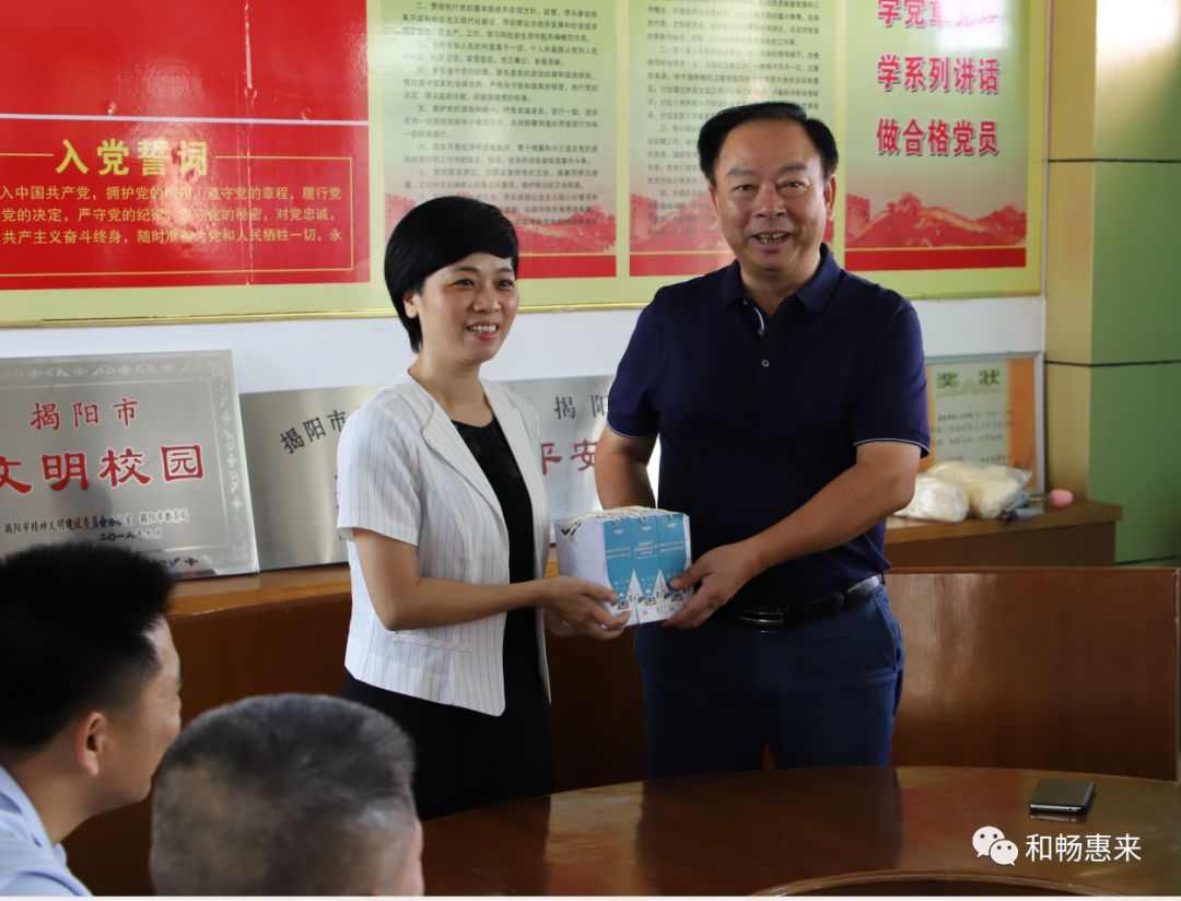 随后,方锦屏,林煜坚向东陇中学,寄陇中学赠送网络安全宣传手册,宣传