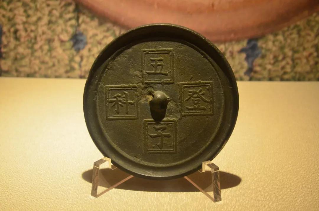 古人梳妆打扮所用的铜镜真的昏黄模糊看不清吗