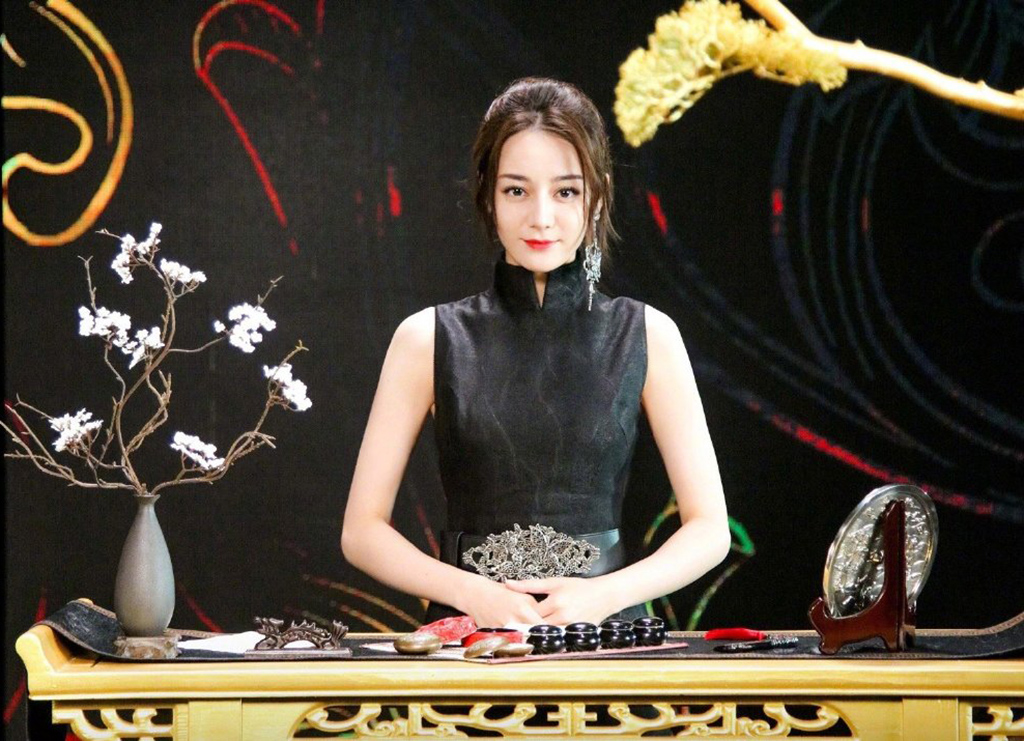 迪丽热巴穿黑色旗袍,单边大耳坠高贵抢镜,国色天香宛如画中人!