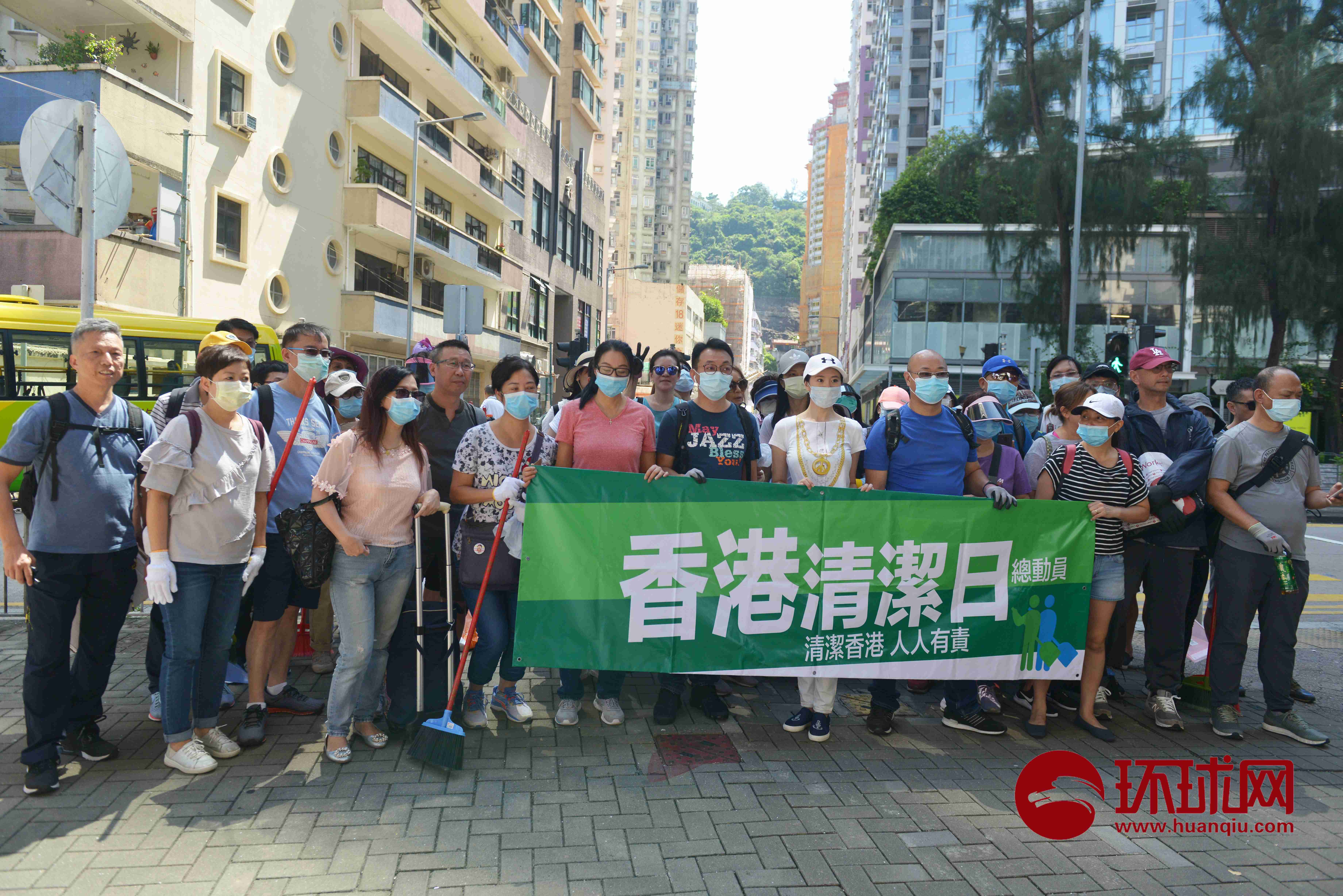 全港清潔日香港市民自發清理反對派標語海報等垃圾