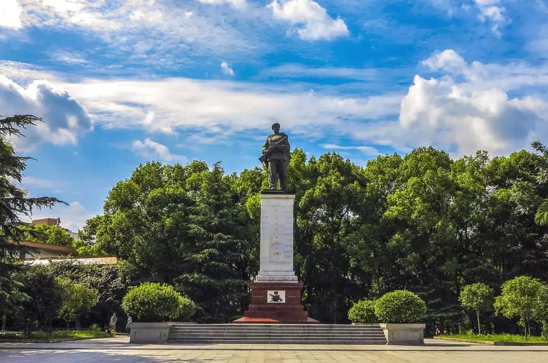 邱少云用生命确保了全营战友生命的安全,诠释了人民军队纪律重于生命