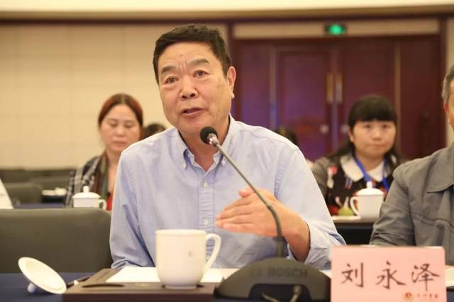 李俊忠总会计师向专家介绍课题情况会议首先对四川省第二中医医院承担