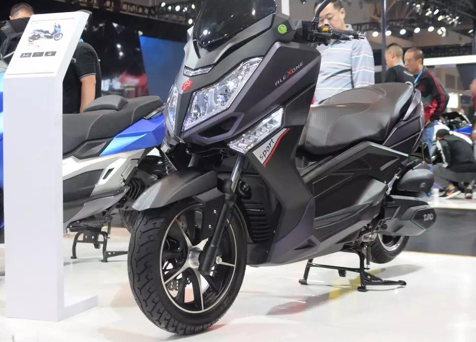 台荣400cc踏板亮相摩博会外型犀利无钥匙启动倒置前减