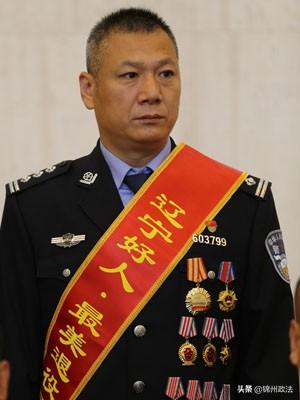 从部队转业入警13年来,曾任丹东市公安局反恐支队指挥处置大队大队长