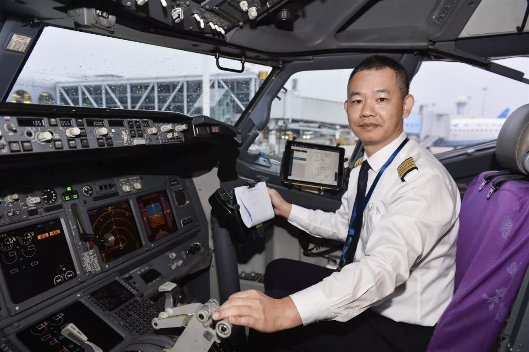 请为厦航高级功勋飞行师投票!