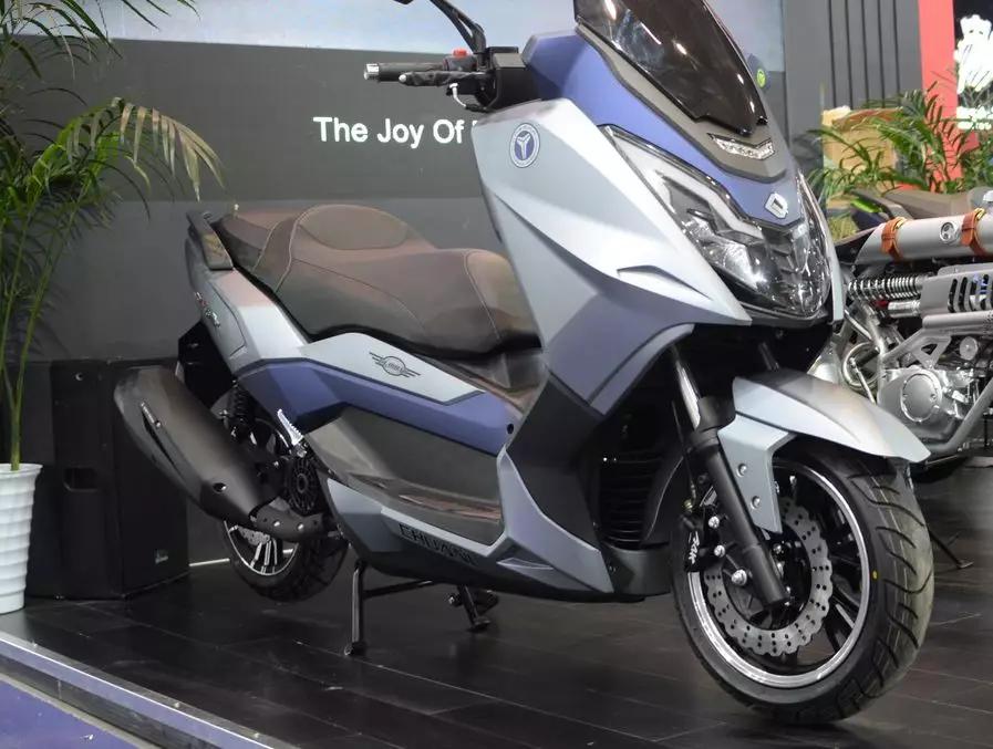 台荣400cc踏板亮相摩博会外型犀利无钥匙启动倒置前减