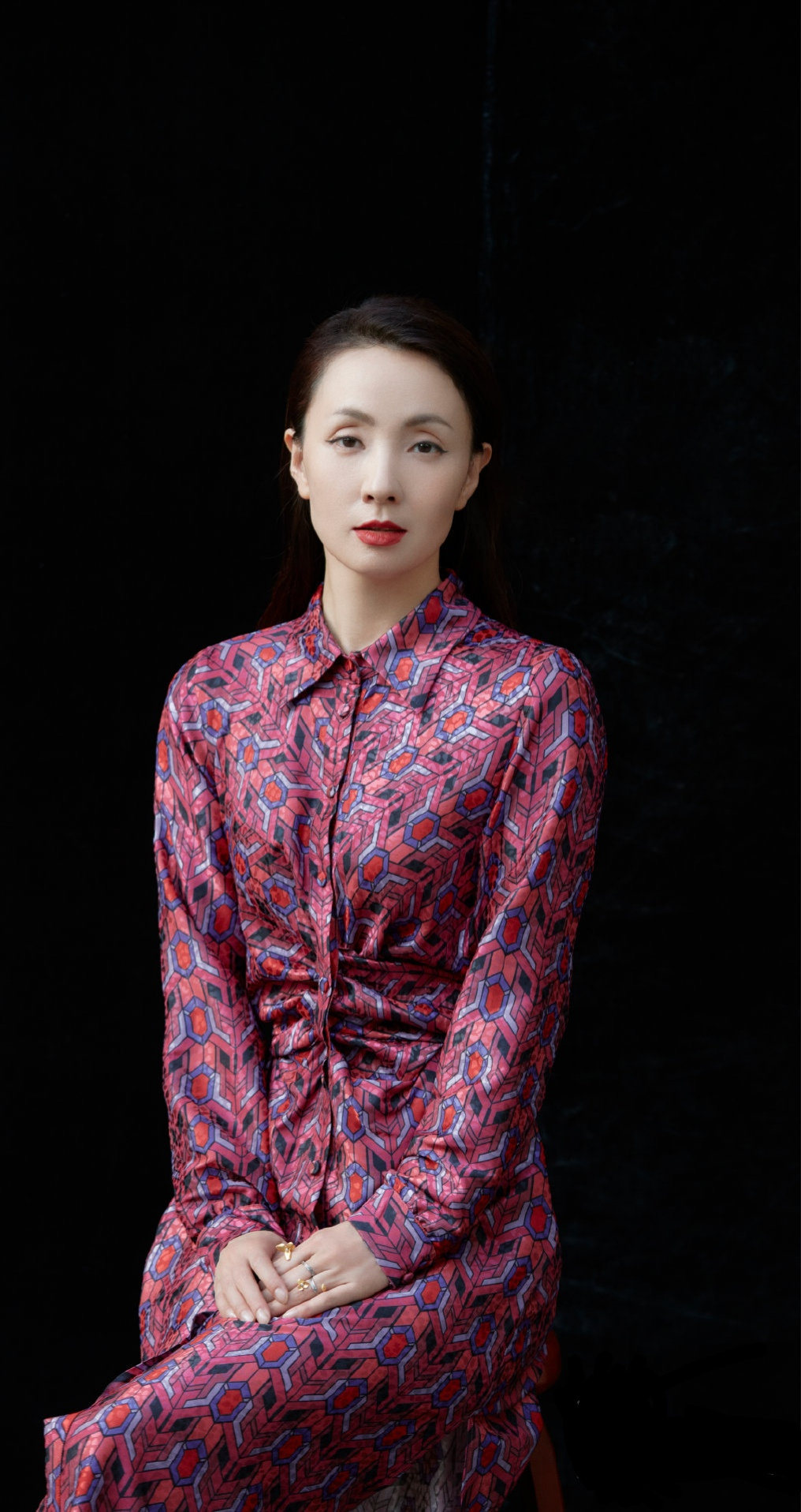 47岁小陶虹拍摄杂志印花长裙搭配披肩长发美得像从画里走出来一样