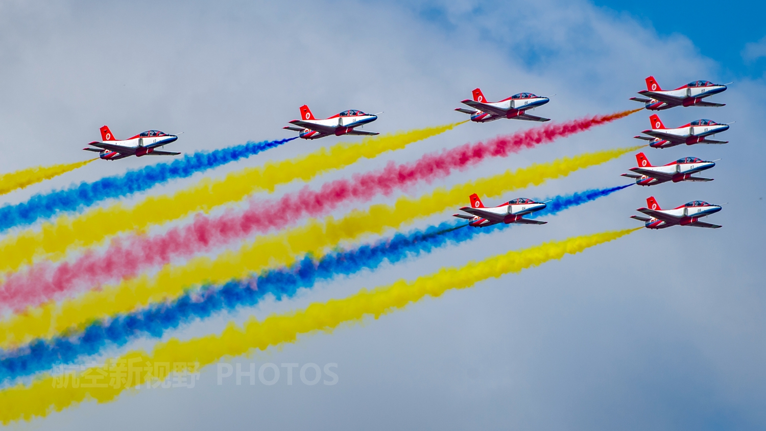 红鹰飞行表演队技术精湛,飞行员是大学教官