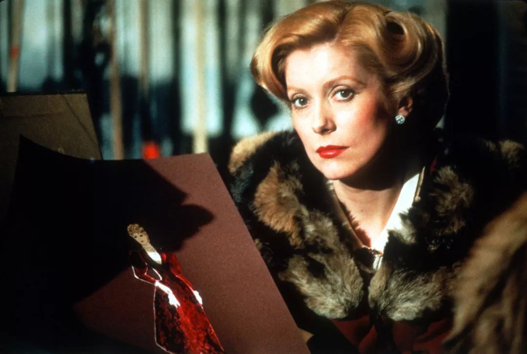 身为演员的玛丽安不得不肩负起剧院管理人的事宜雇佣了男演员伯纳德