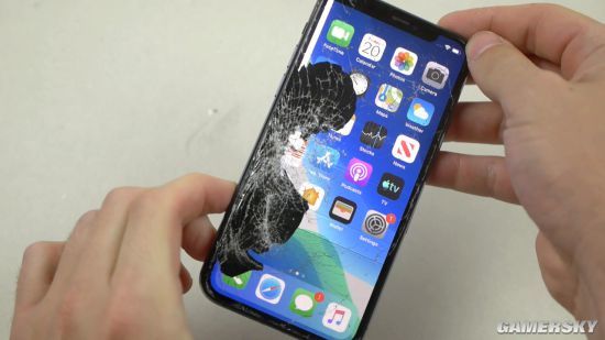 虐機達人對iphone11pro下手用錘子猛砸小刀劃