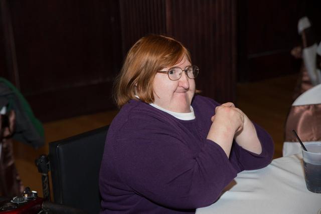 美国才女被批太丑禁发自拍,她一口气连发三张,获30万网友点赞_梅丽莎