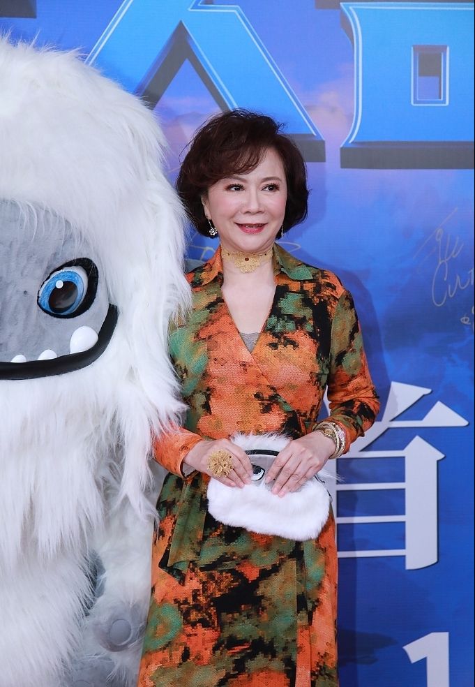 原创蔡明终现58岁真实状态身穿深v印花裙松垮的脸太显龄