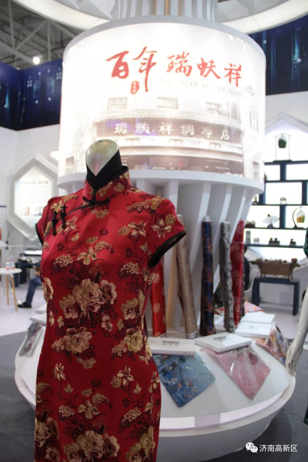 携手国际知名服装设计师 百年老号瑞蚨祥飞向国际市场