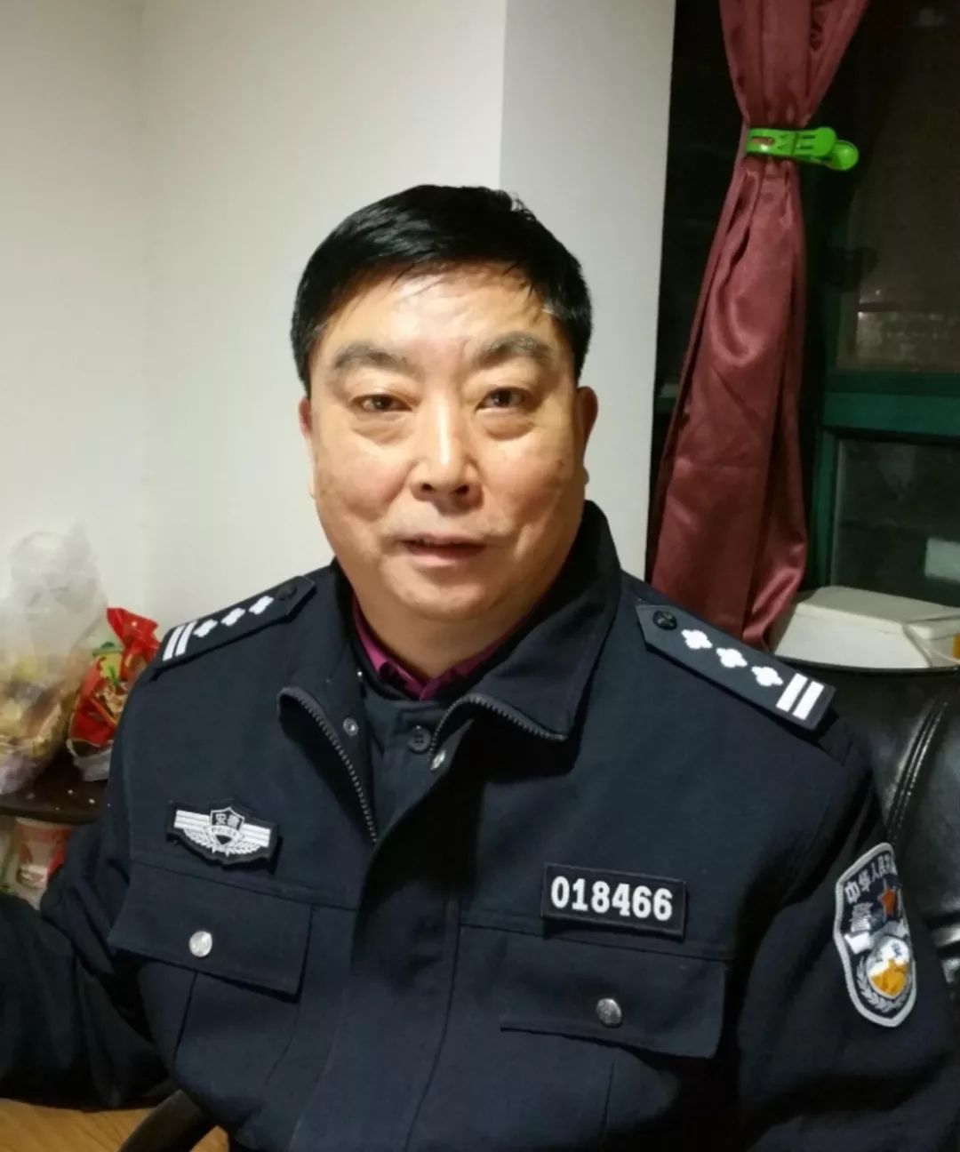 40年的老刑警任职时勋章累累一朝退休买了房车就开始走江湖