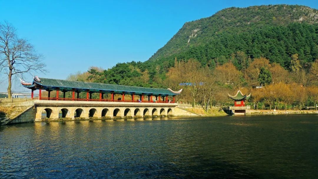 黔灵山公园以明山,秀水,幽林,古寺,圣泉,灵猴为特色,被誉为"黔南第一