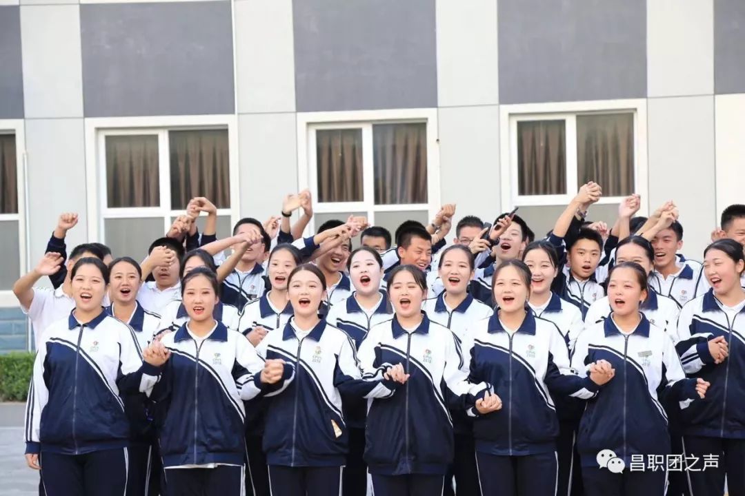 用歌声向祖国献礼昌平职业学校举办桃李广场师生文艺表演活动