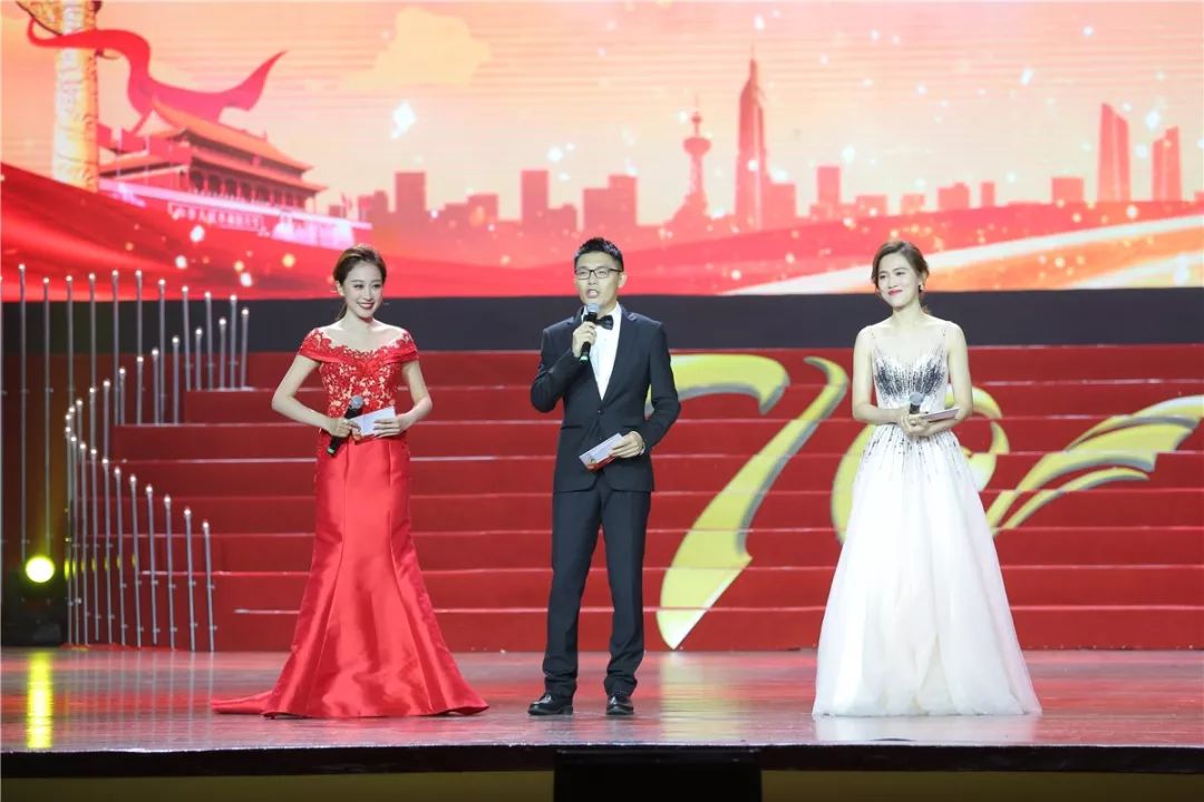 劳动最光荣献礼新中国