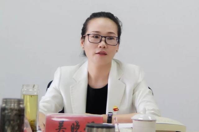 开展集中自学叁19日下午,吴晓娟一行人赴"省一大"会址开展"红色寻根行