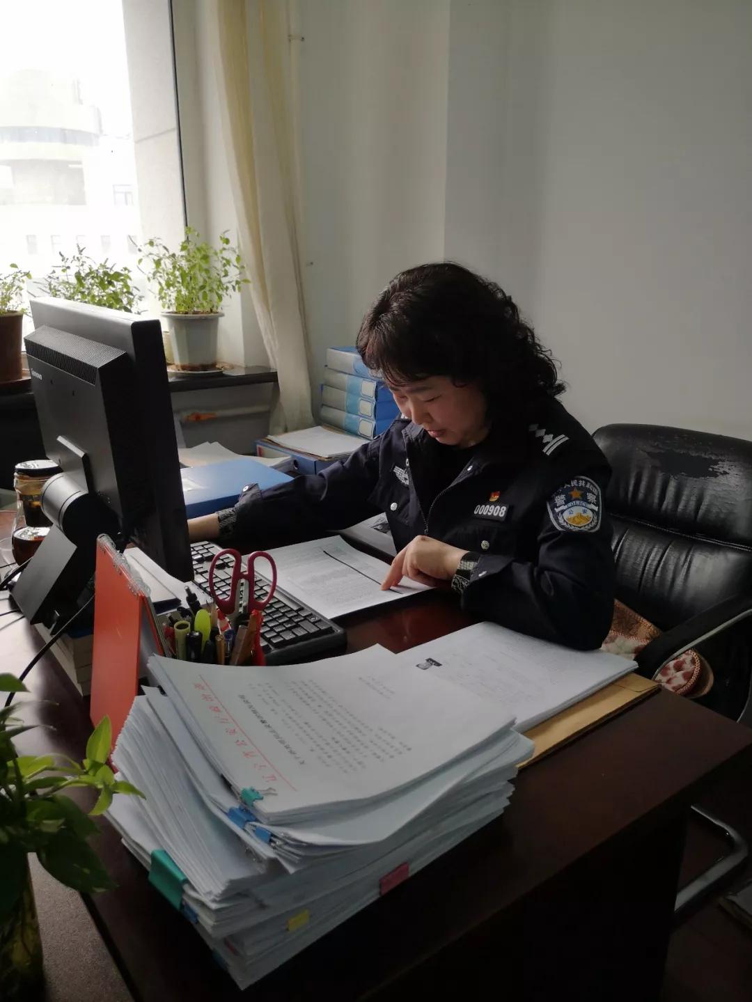 辽宁女民警倒在工作岗位上张姐一路走好