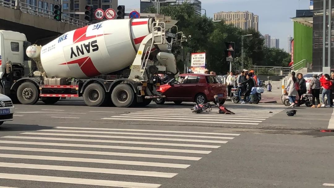 太原亲贤街电动车,罐车相撞,女车主卷入车底,当场身亡!