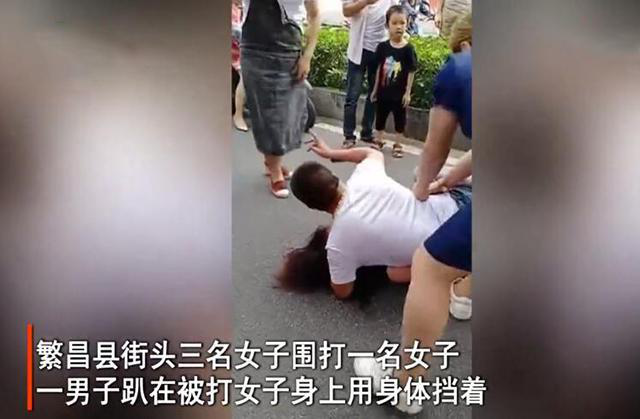 女子当街被3女围打那个拼命护着这个女人的男人对她是真爱吗