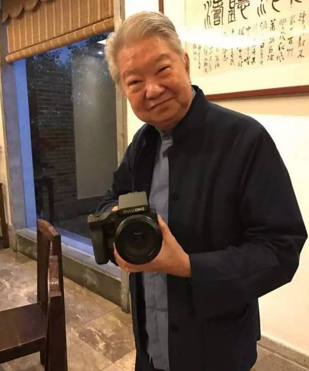 两边腮骨突出来的,所谓的反腮,是危险的人,把你吃光了骨头也不吐出来.