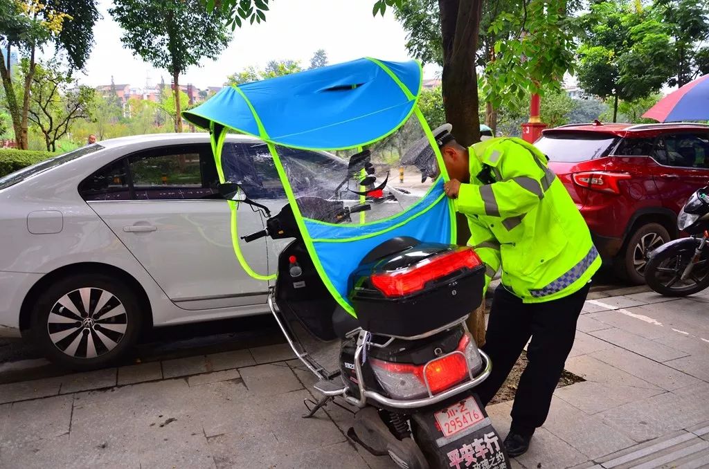注意近几天丹棱交警现场拆除电动车雨棚没拆的赶紧了