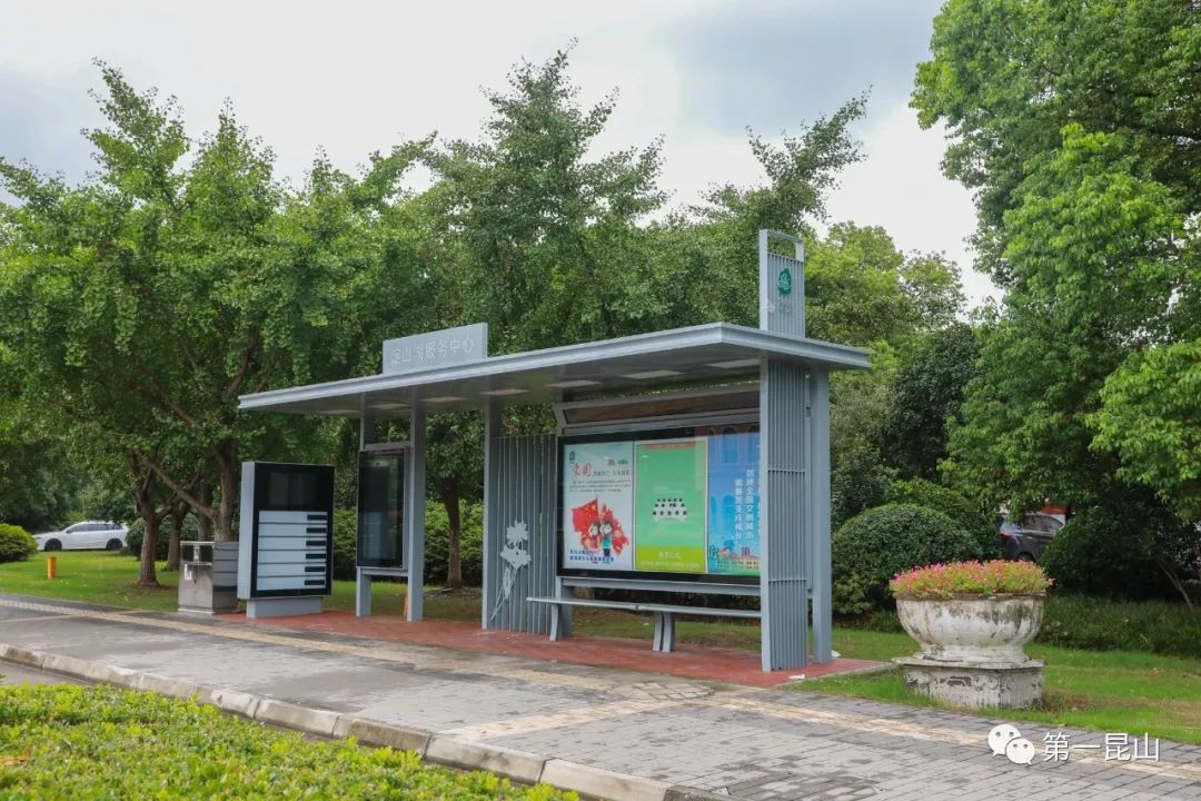 生活高品质昆山中环内701座公交候车亭全面亮化每一站都是风景