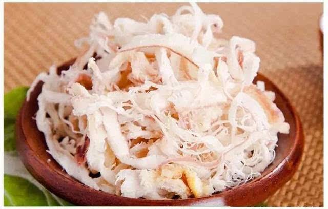 鱿鱼丝是高蛋白的食品,如果发霉了,说明蛋白质变质了