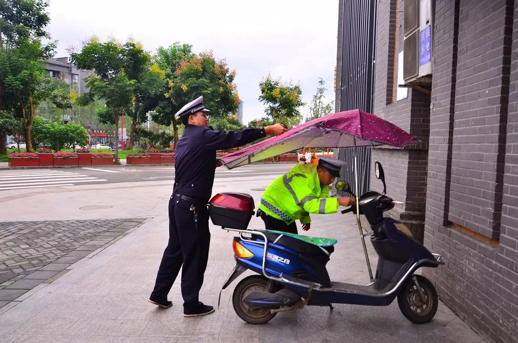 注意近幾天丹稜交警現場拆除電動車雨棚沒拆的趕緊了