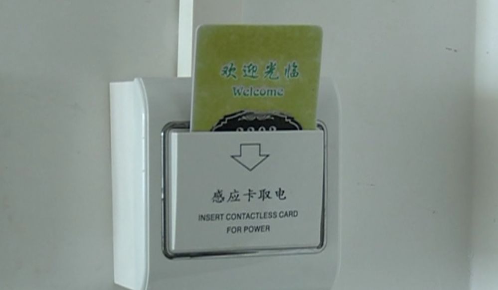 男子出差网上订酒店入住后遭老板持刀恐吓理由太奇葩