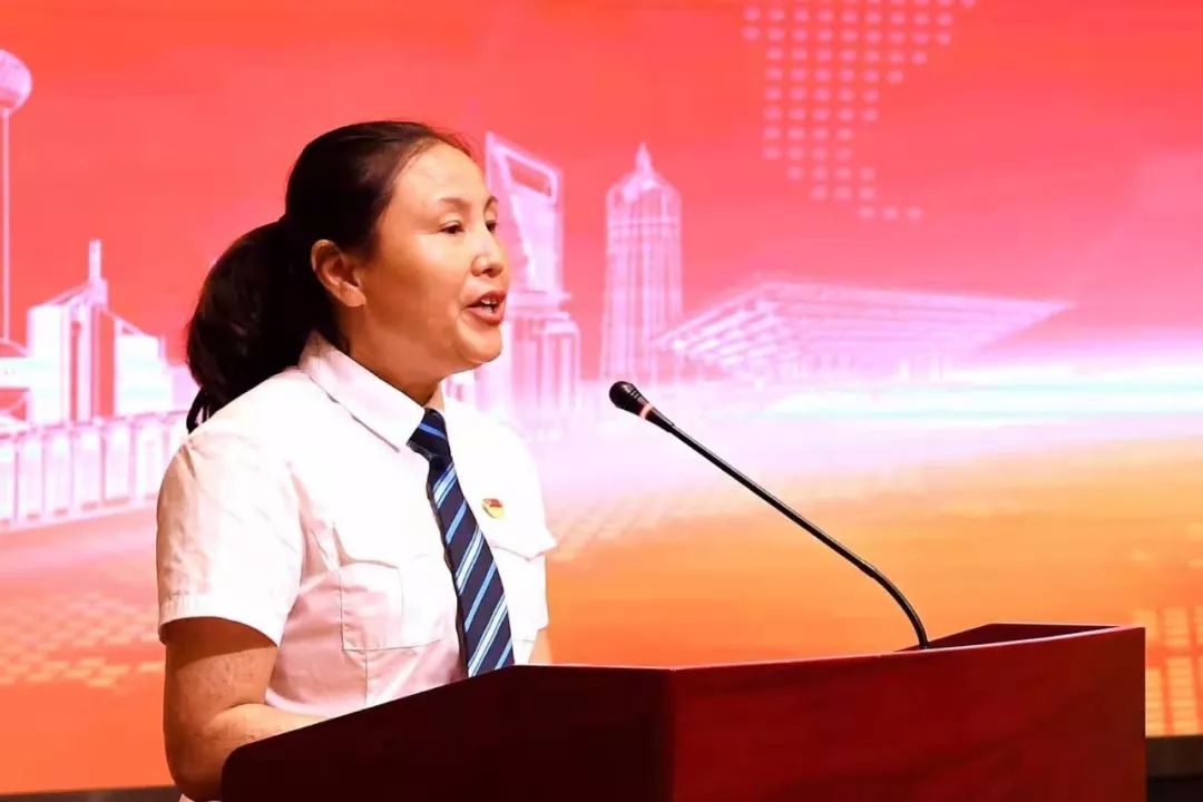 我是南京站"158"雷锋服务站一名客运值班员.