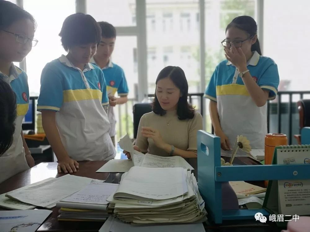峨眉二中有位美女老师你认识吗