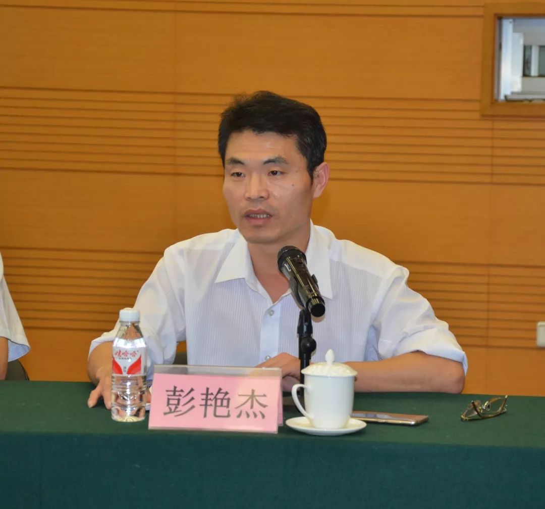 最后,在参会人员的共同见证下,于广秋书记,刘向东院长代表双方签署了