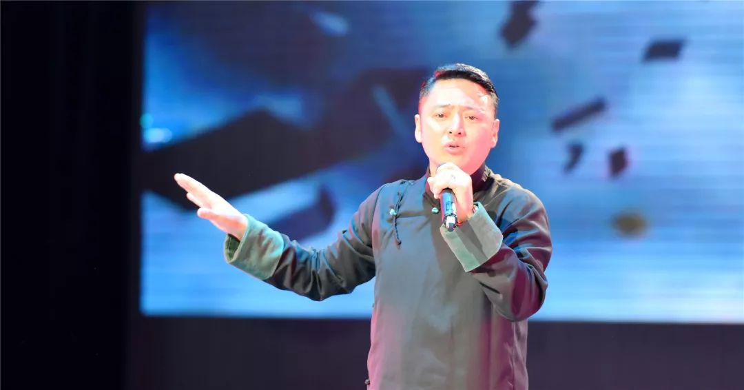 青年歌手曲尔甲带来的《云端天路》歌唱了汶马高速,唱出阿坝人民的