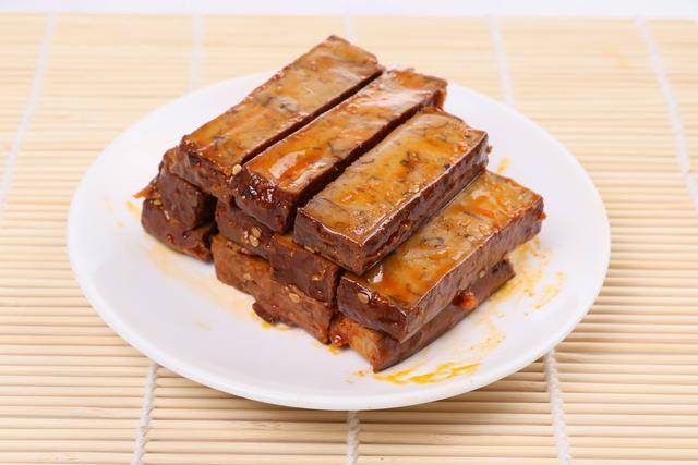 菜谱:蜜汁香卤豆干,木须柿子瓜片,肥牛金针菇,剁椒鱼头