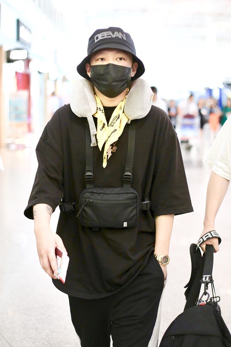 pgone近照发福严重胖到没脖子戴金表游戏厅抓娃娃又摆拍