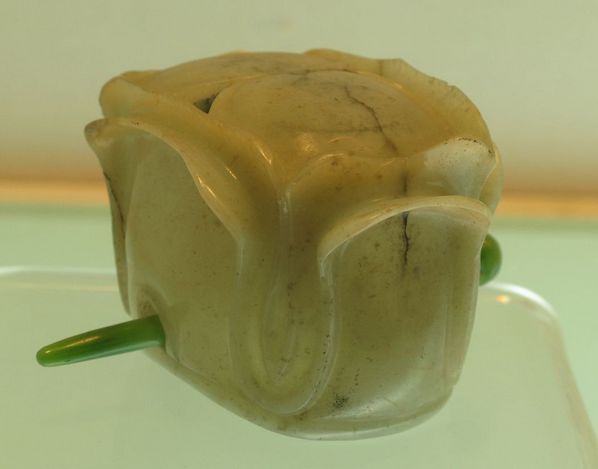 莲瓣形发冠北京小西天黑舍里氏墓出土白玉卧鹿北京丰台史思明墓出土