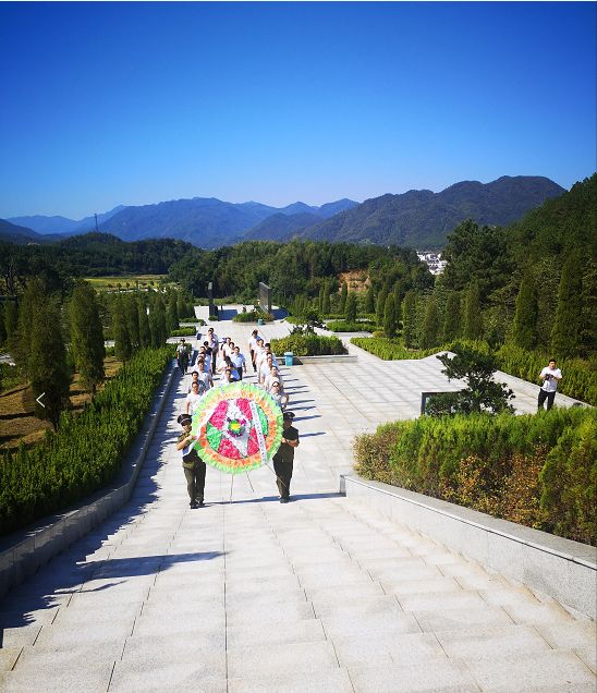 瞻仰烈士陵园敬献花圈重温入党誓词鞠躬默哀听先烈事迹参观东固平民
