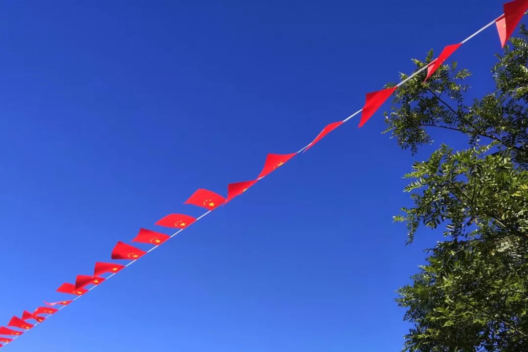 五星紅旗迎風飄揚嘉峪關街頭隨處可見中國紅