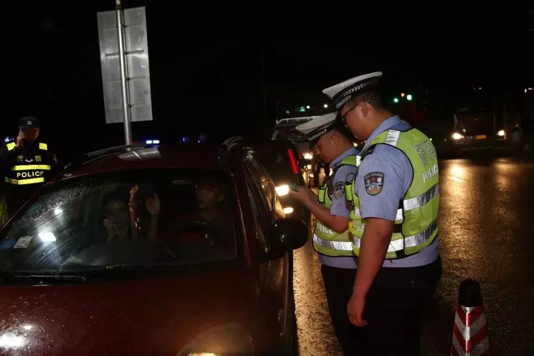 长垣公安局局长带队200多名警察冒雨出动