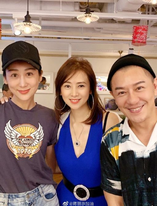 怎么看都不似51岁翁虹生日陈浩民夫妇到贺