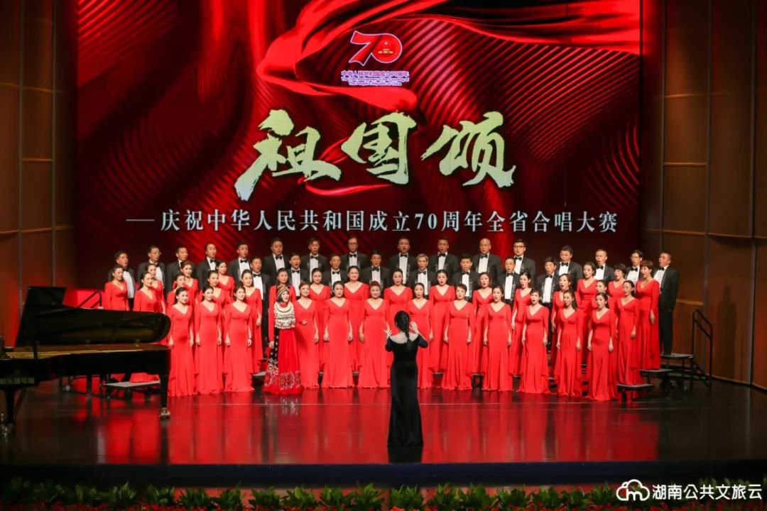 场面壮观昨晚千人合唱我和我的祖国献礼祖国70周年