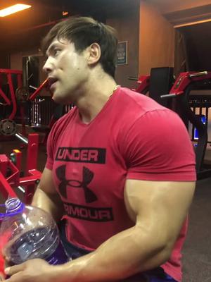 5升的口服液和肌肉男更配哦!李亚强 在哪健身不是健身