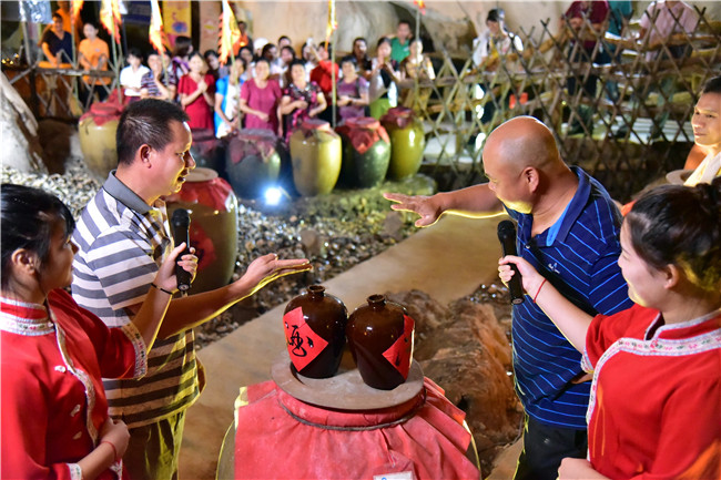 广东连州复原上千年历史的洞藏酒开坛仪式还举行首届猜马比赛