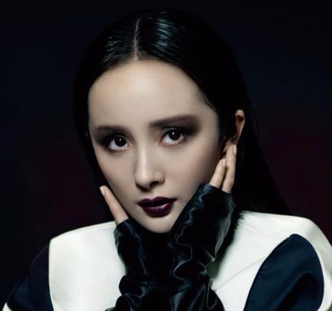 女星挑战黑色眼妆杨幂吓人赵丽颖甜美迪丽热巴的不忍直视