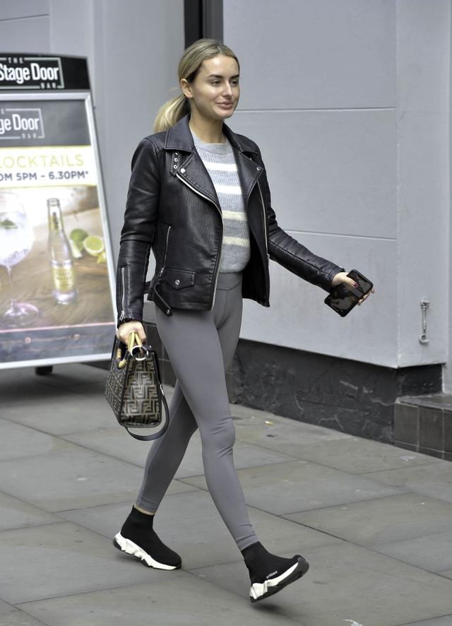 女星艾姆波·戴维现身斯曼彻斯特时尚街拍,她的韵味让人着迷_davies