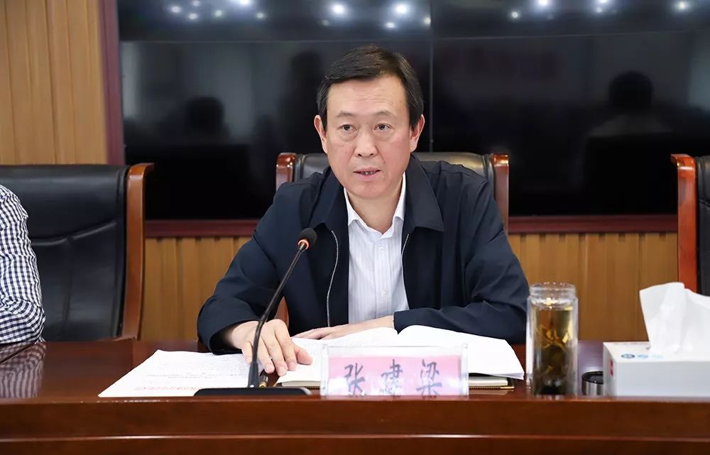 会议由局党组副书记,局长丁建清主持,局机关副科级以上干部及直属学校